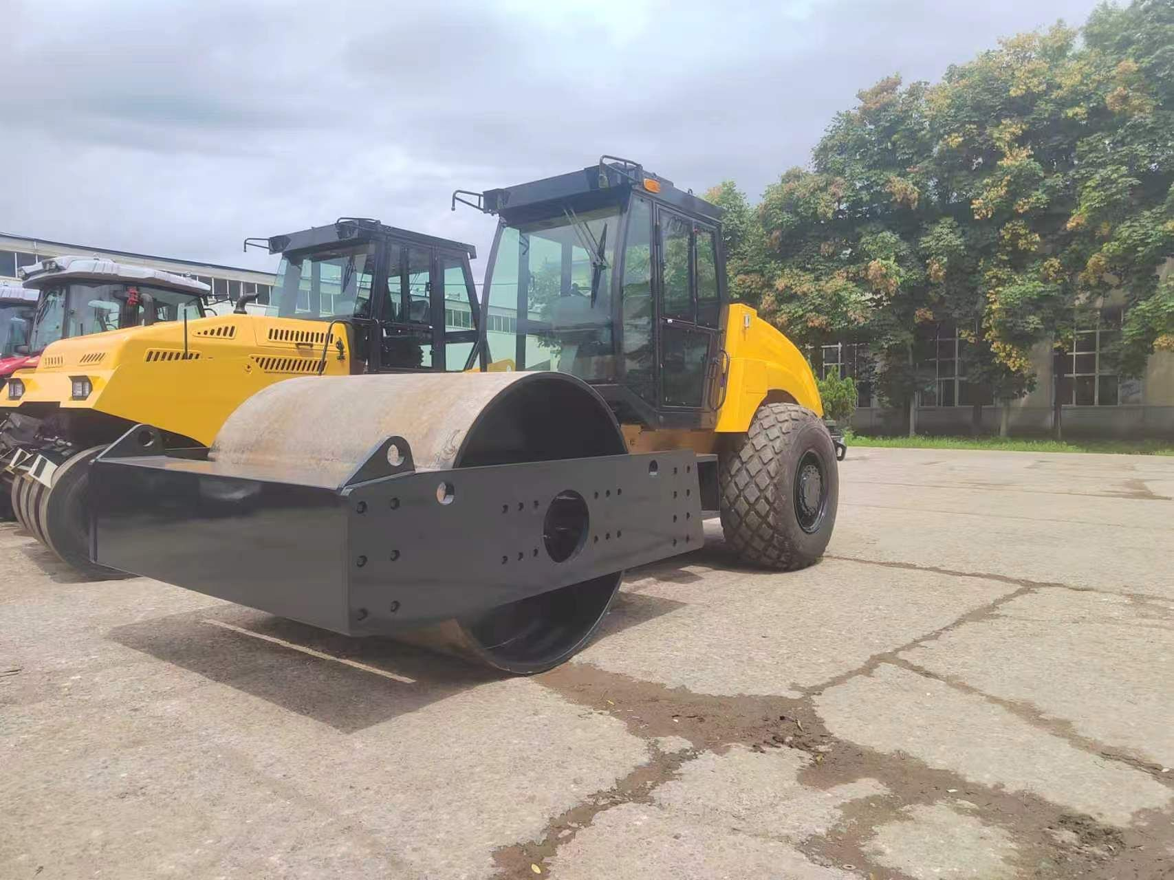 LT218B Compact Mechanical Drive Vibratory Roller for Efficie