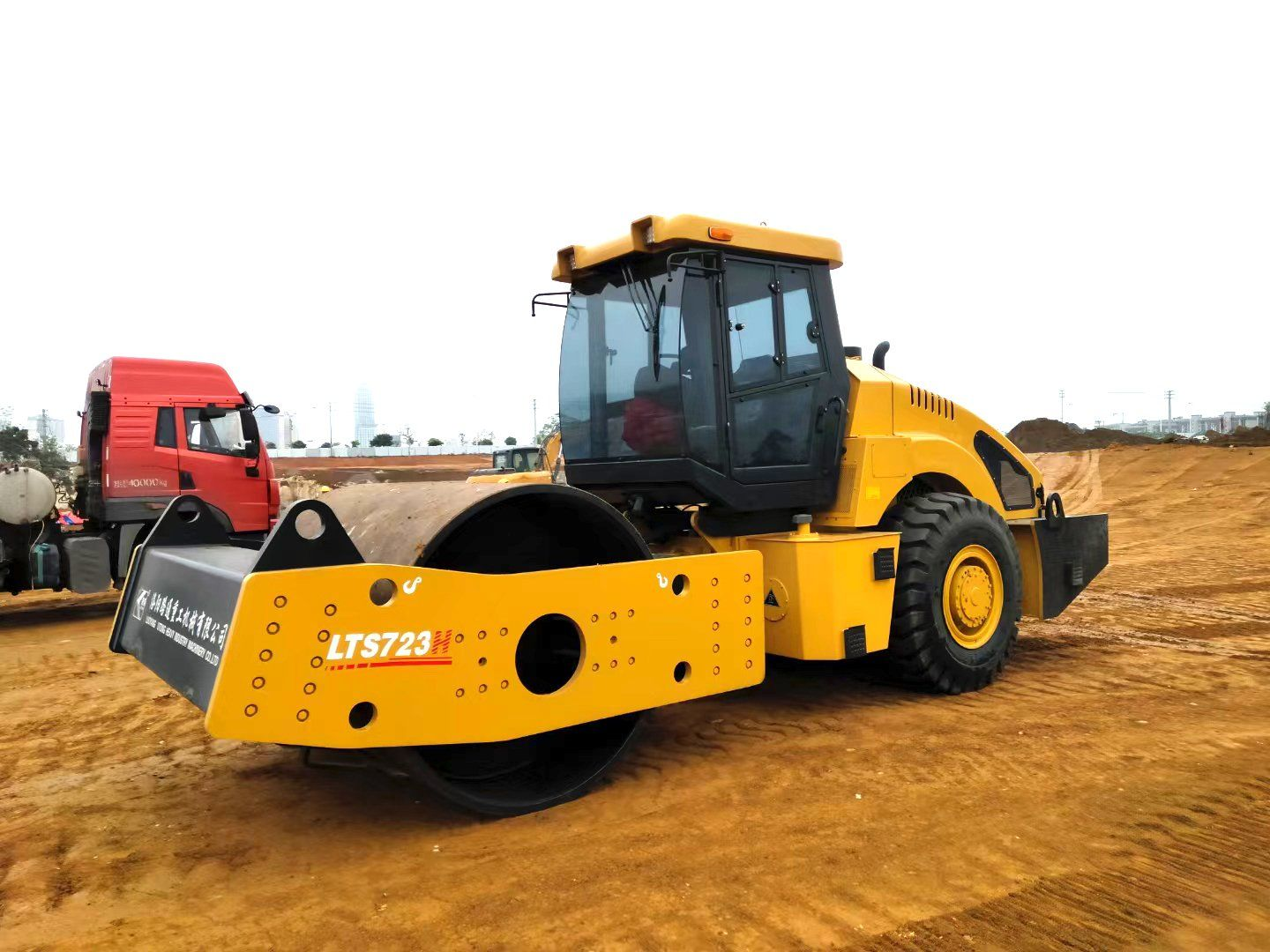LTS723H (2WD, 23T) Hydraulic Drive Single Drum Vibratory Road Roller